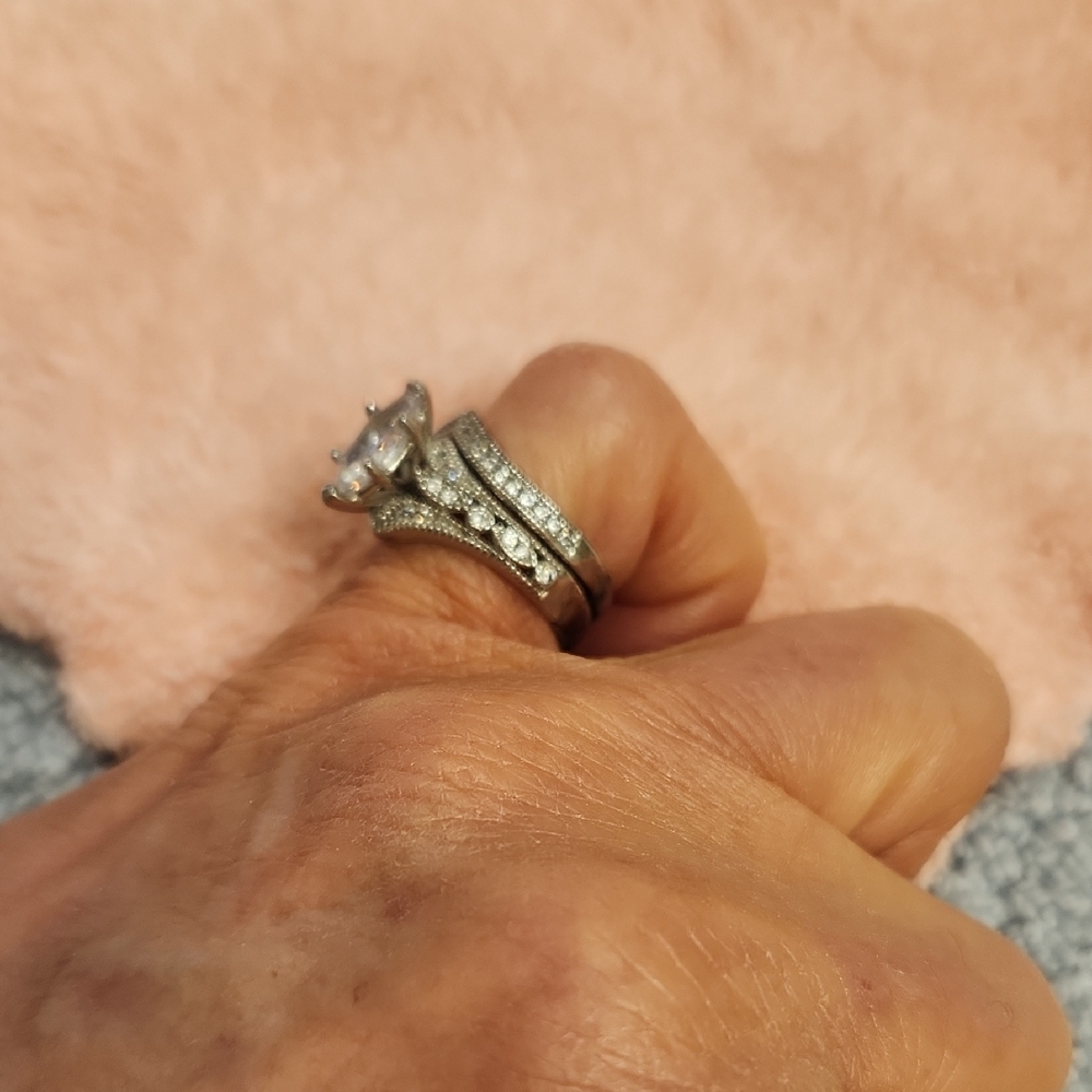 Size 5   Like New!    Elegant Silver Women's Ring with Sparkling Accents - Picture 2 of 6